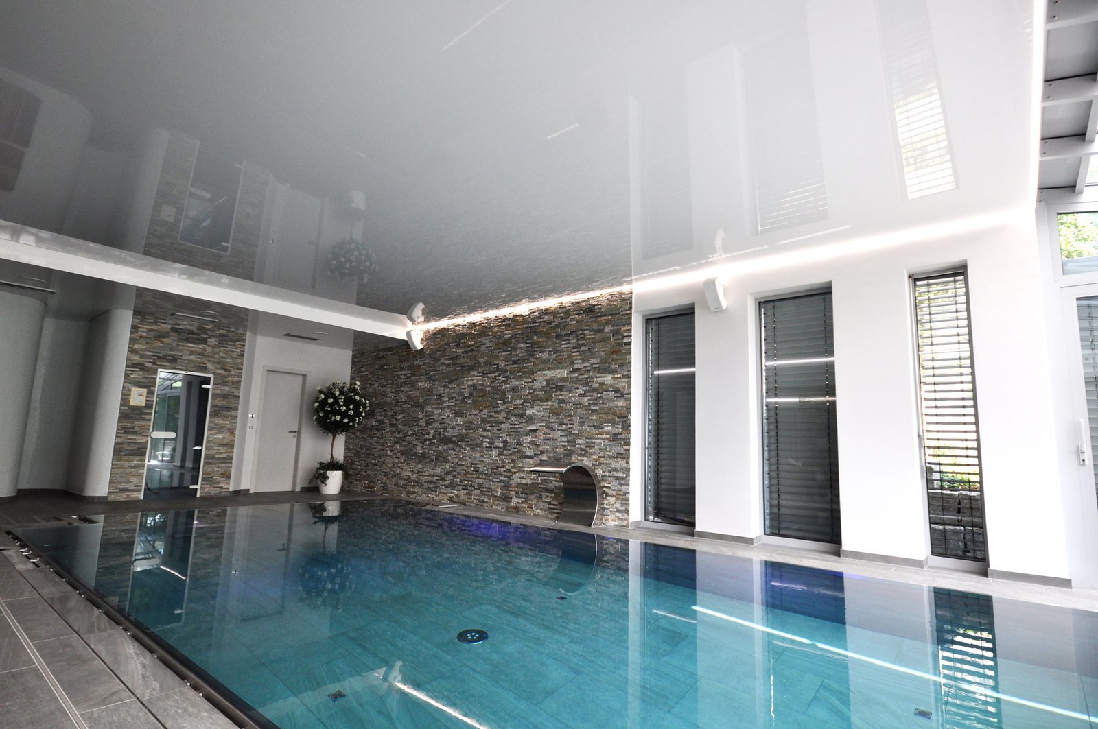Pool-Saunabereich-Hochglanz-weiss-Spanndecke-mit-Infrarot-Deckenheizung